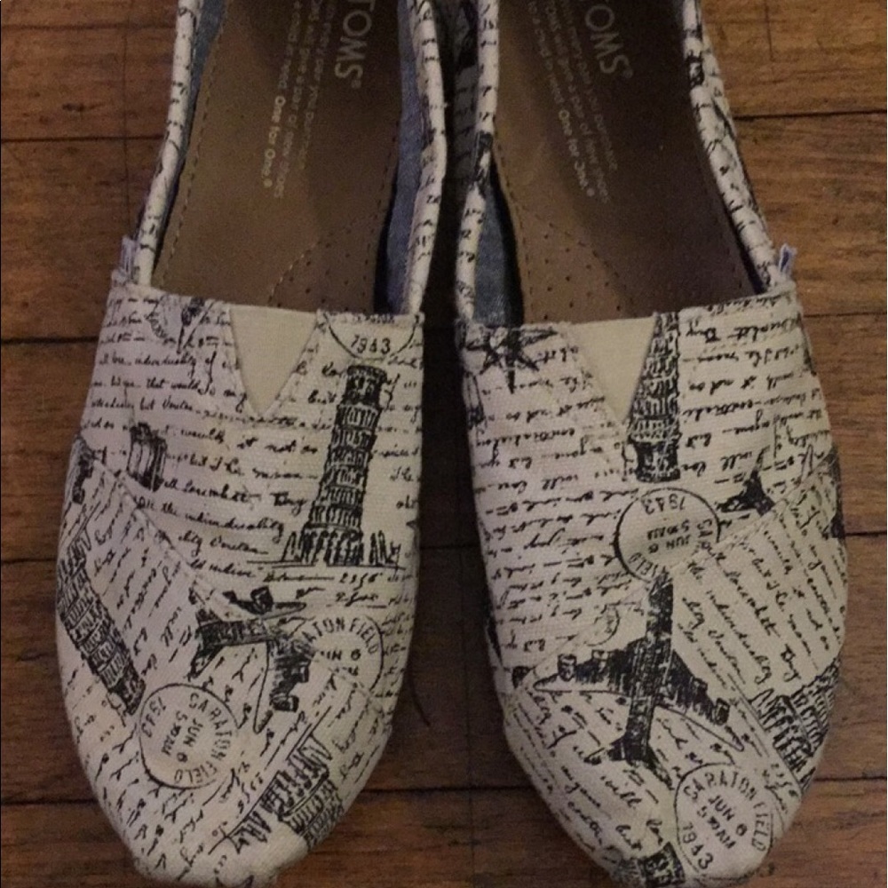 Travel themed EUC Toms sneakers